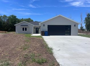 1145 Woods Cir, Mitchell, SD 57301
