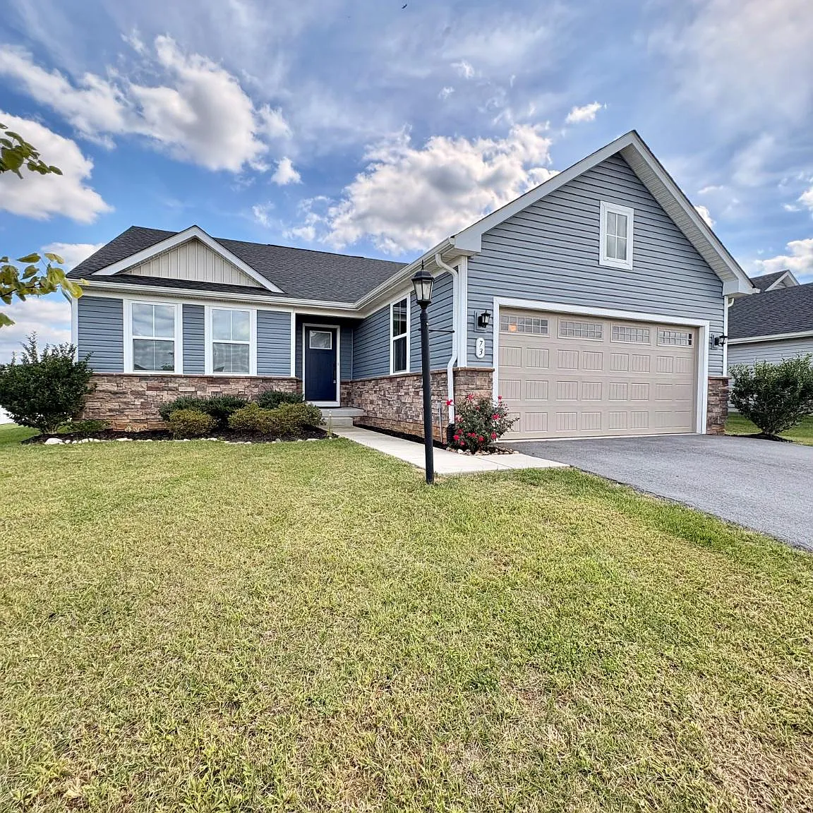 3 bed, 2.0 bath, 1576 sqft, $2,100 — Photo 2