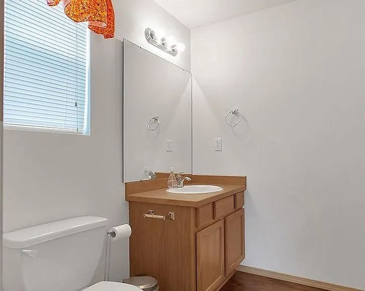 2409 Prospect Ave NE — Photo 12