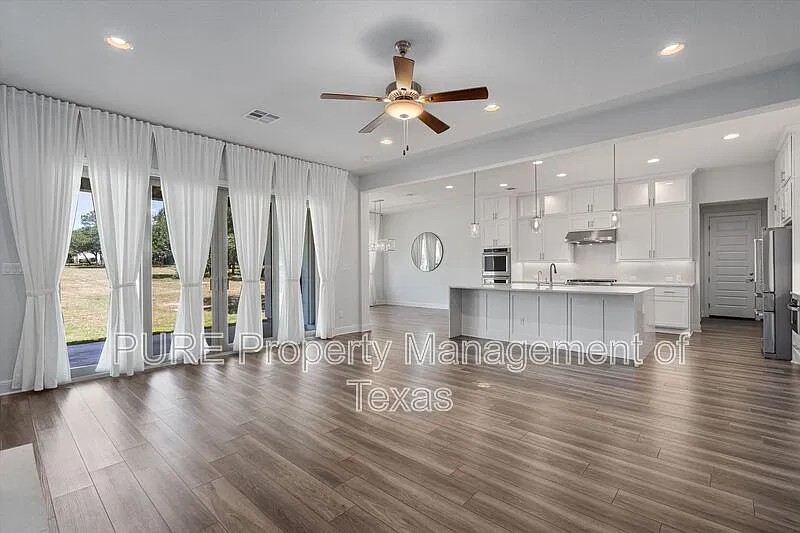 5 bed, 5.5 bath, 4059 sqft, $4,000 — Photo 4