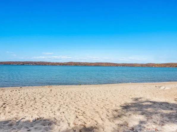 N Stony Point Rd, Suttons Bay, MI 49682