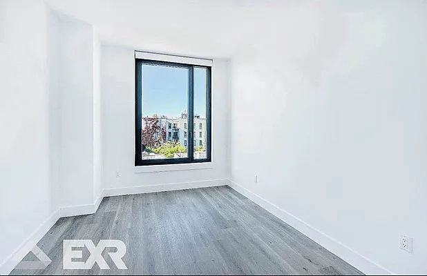 Rented by EXR | media 10