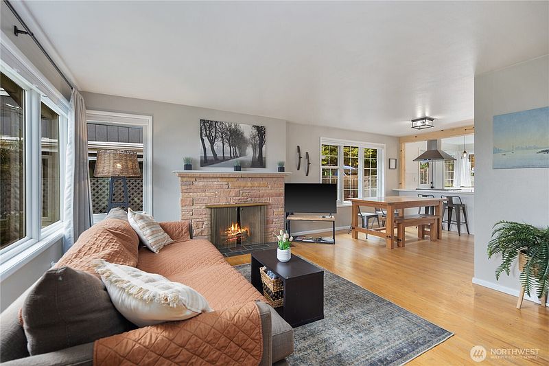 3rd image of 2422 W Lynn Street