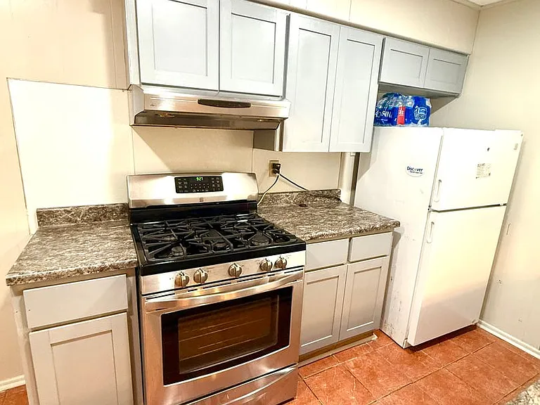 1820 W Southcross Blvd — Photo 13