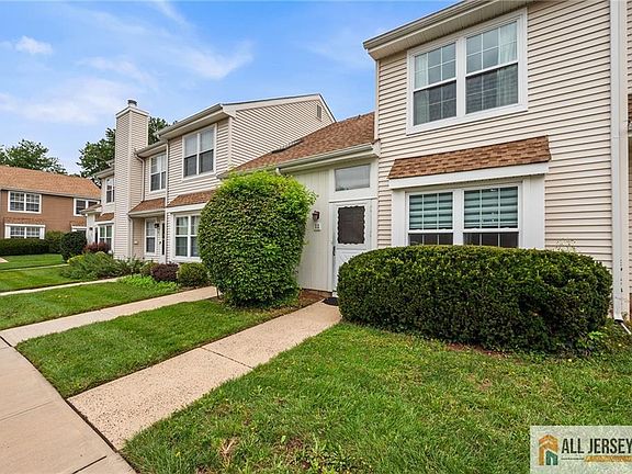2nd image of 11 Canterbury Cir