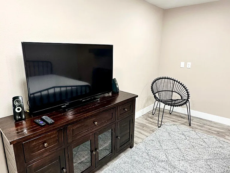 2865 Olive Dr — Photo 9