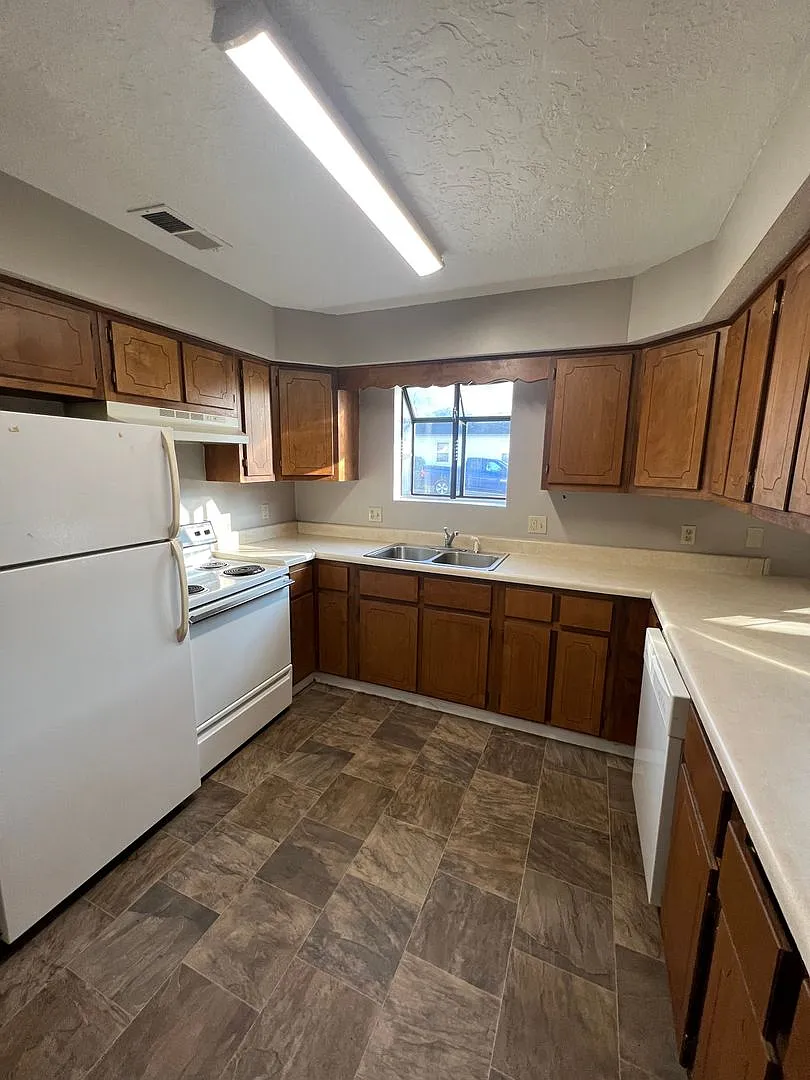 2 BD, 2 BA Desirable Duplex in Martin! — Photo 3