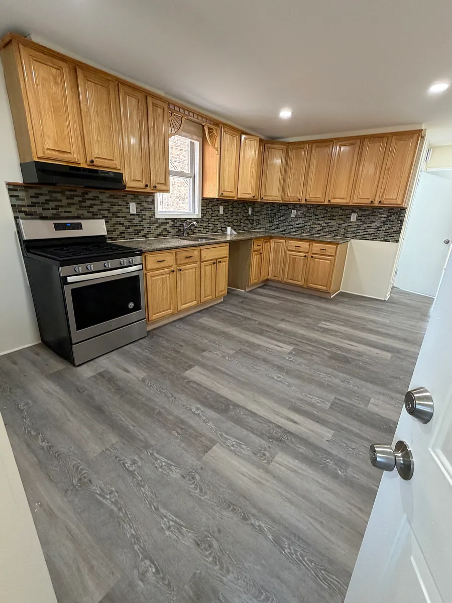 Building Photo - 208-210 E 16th St #1