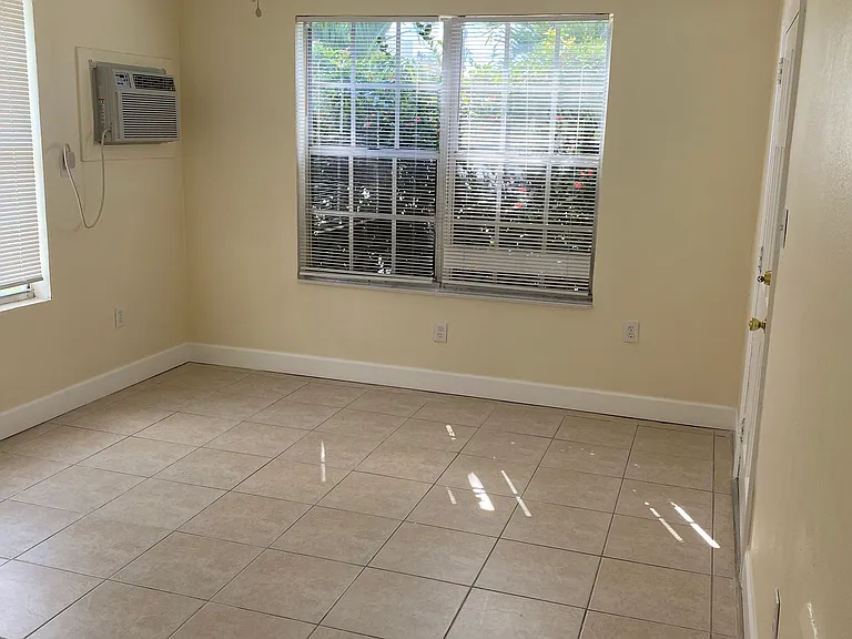 143 E Davis Blvd #4 — Photo 4