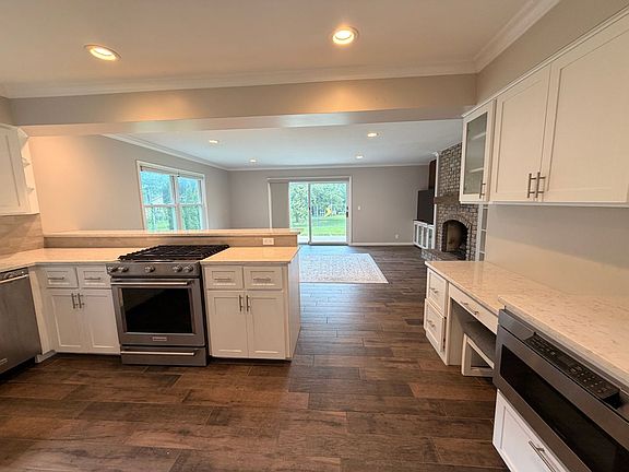 5th image of 357 Shore Haven Dr SE