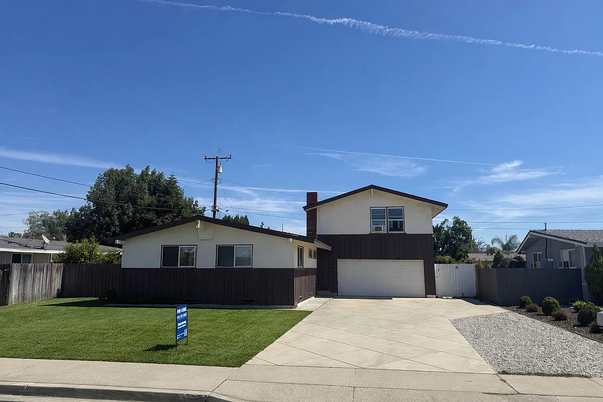 Photo 1 of 12 - 1482 Paul St #ABOVE GARAGE - Simi Valley, CA Primary Photo - 1482 Paul St #ABOVE GARAGE