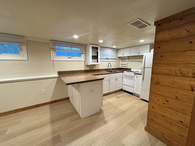 516 W Olive St — Photo 6