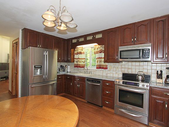 3rd image of 30 Winthrop Dr