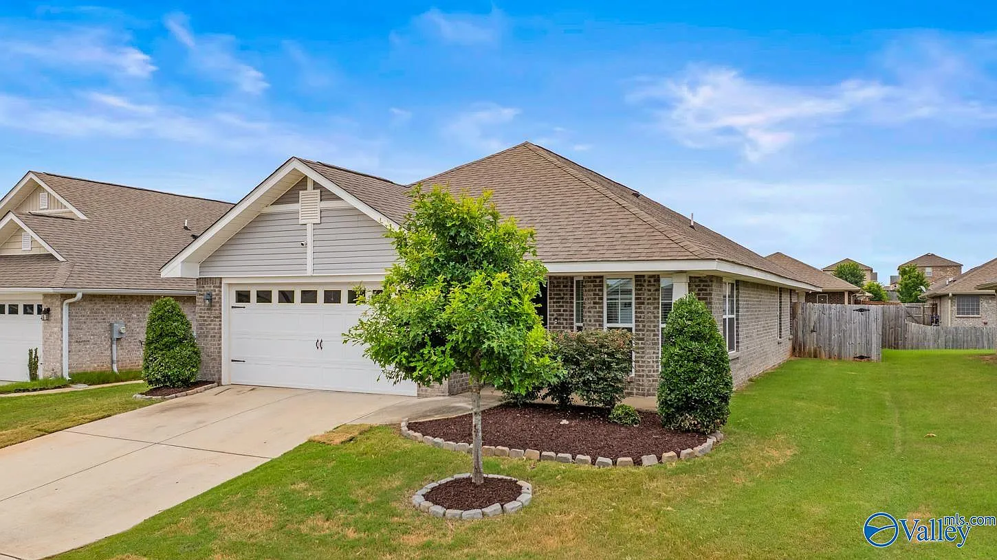 3 bed, 2.0 bath, 1717 sqft, $2,000 — Photo 2