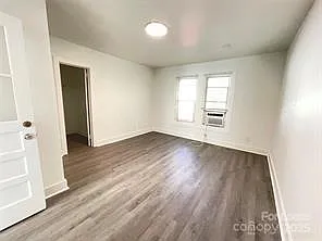 81 Douglas Avenue Nw — Photo 4
