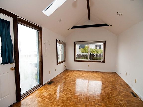 5th image of 132 Birchbrow Ave
