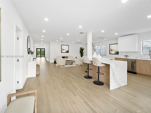 5th image of 2735 SW 65th Ave