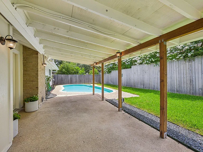 2717 Charlesworth Dr — Photo 33