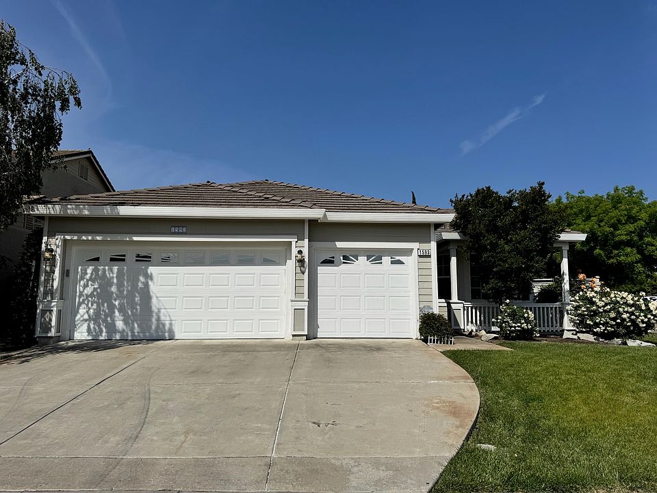 Single story with large 3 car garage