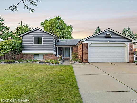 3rd image of 1653 Oakcrest Dr