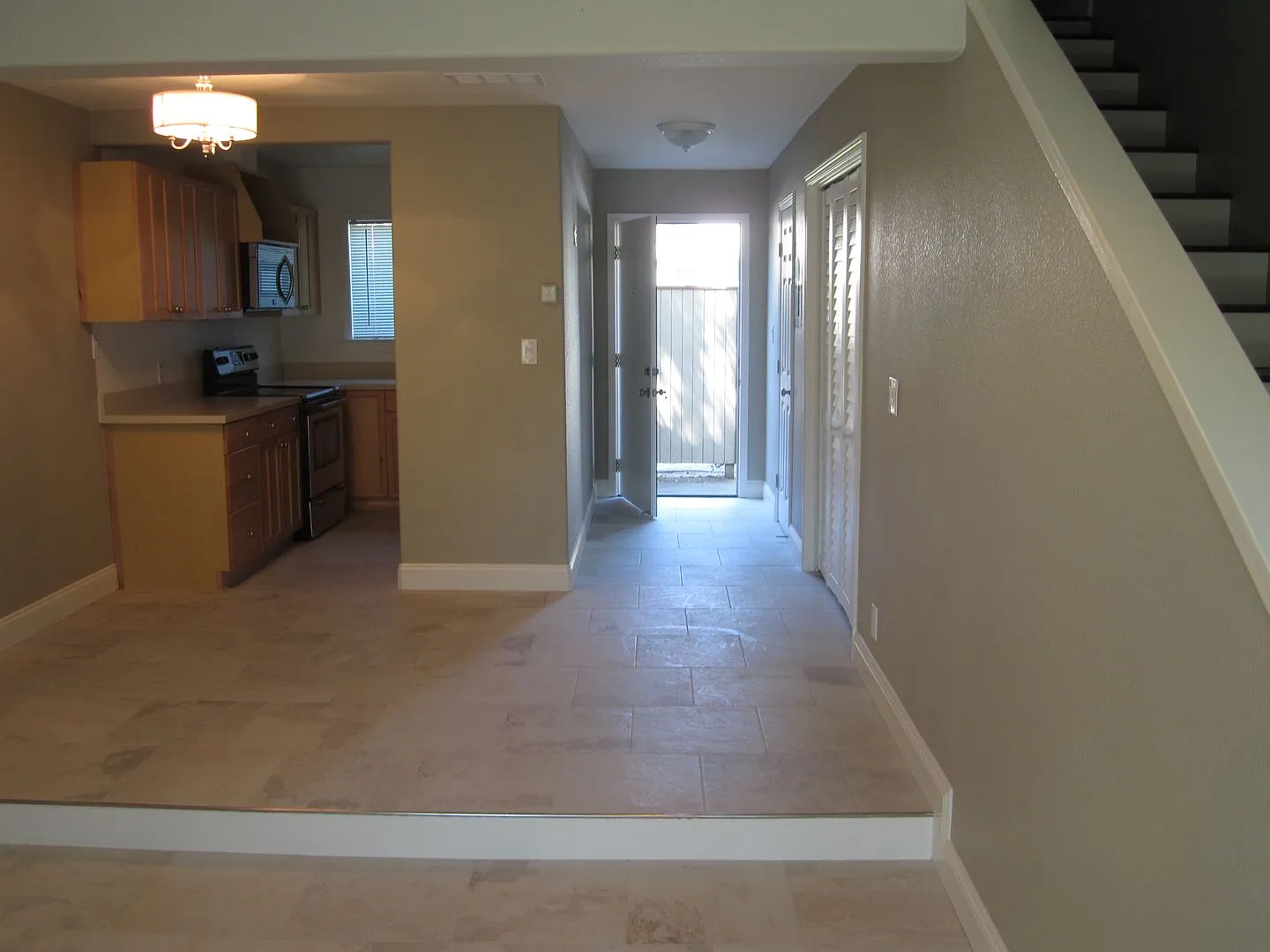 Beautiful 2X1.5 Townhome with a Detached Garage — Photo 4