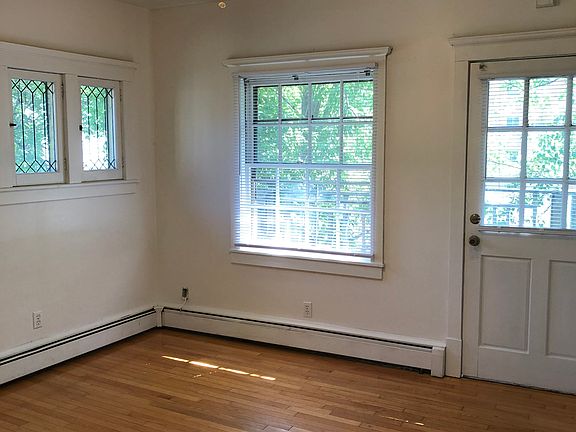 2nd image of 1321 6th St SE APT 3