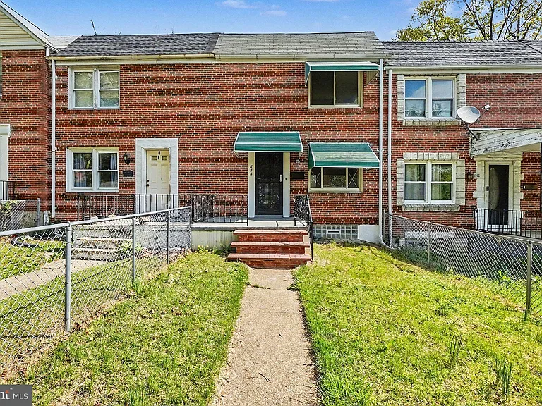 828 Saint Dunstans Rd — Photo 1