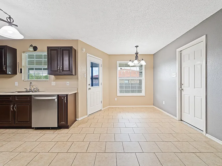 303 Carly Dr — Photo 8