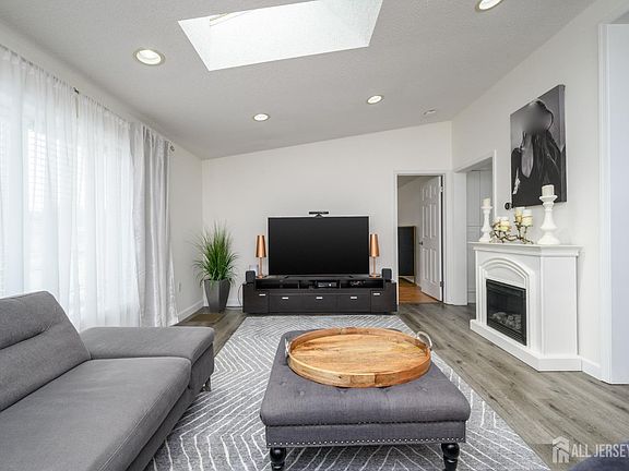 5th image of 18 Parkview Way
