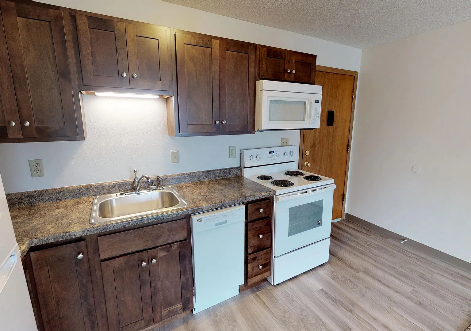 137 N. Hyland — Photo 2
