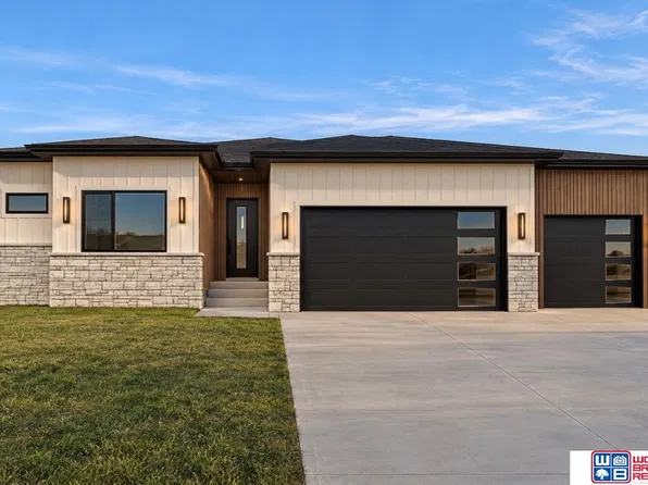 8921 Castle Pine Dr, Lincoln, NE 68516