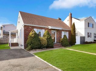 38 Ann St, Glen Cove, NY 11542