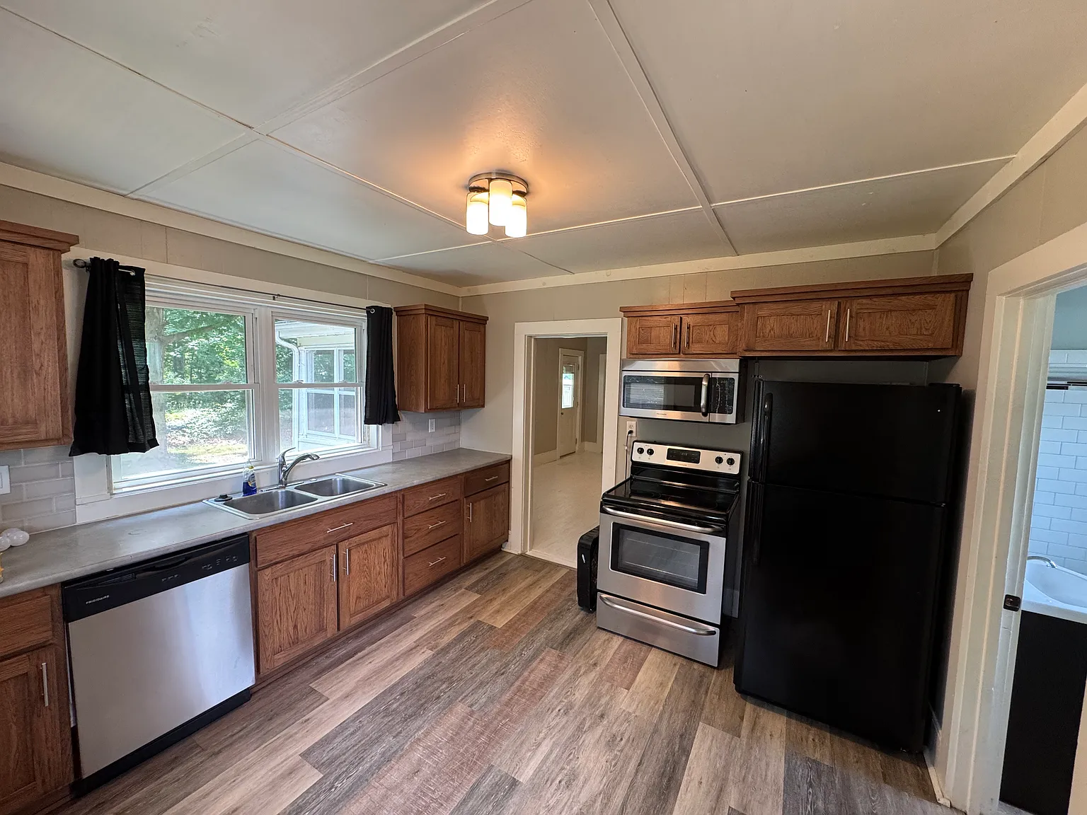 3 bed, 1050 sqft, $1,200 — Photo 1