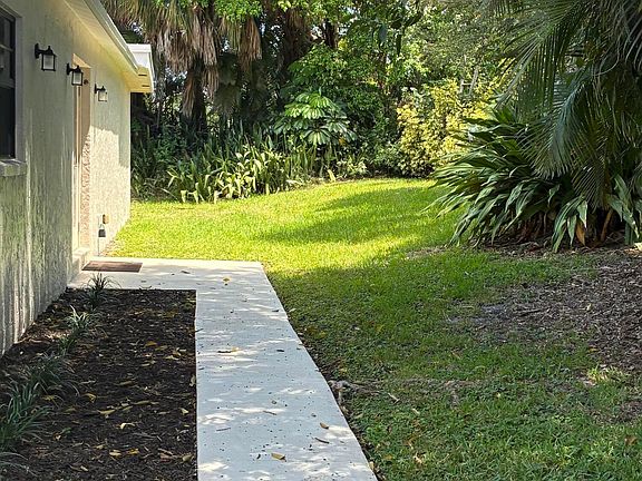4th image of 5021 Mirror Lakes Boulevard