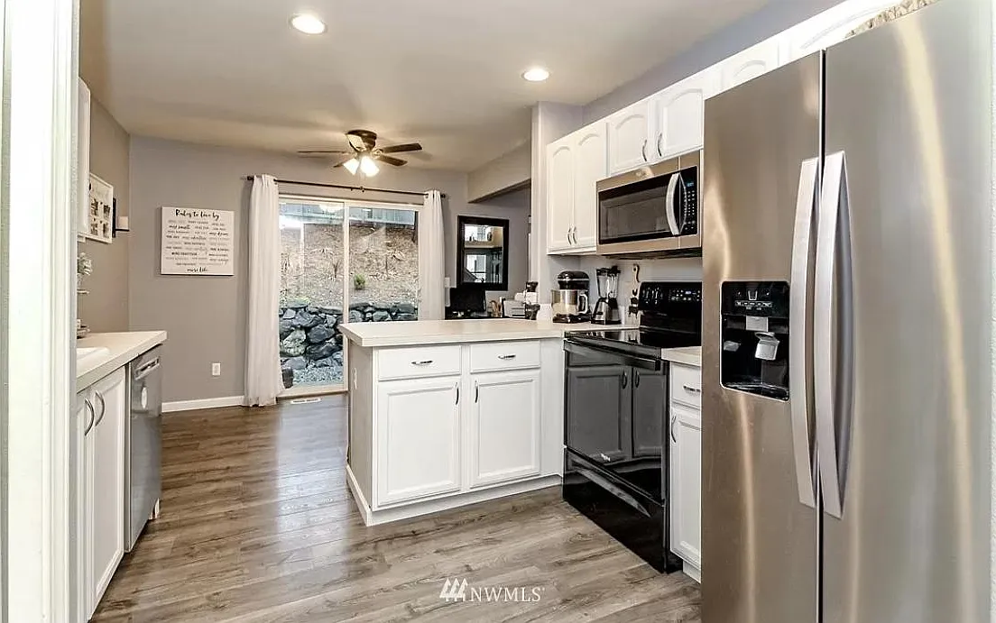 16115 Camden Dr E — Photo 3