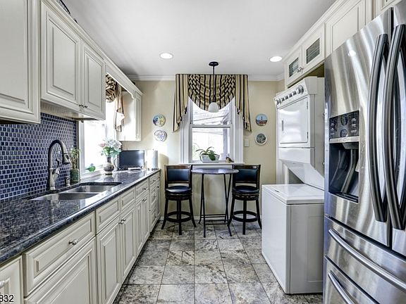 3rd image of 411 Cortlandt St