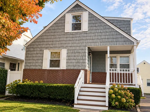 15 W Clearwater Rd Floor 2, Lindenhurst, NY 11757