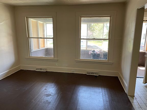 5th image of 136 Elmhurst Ave #1