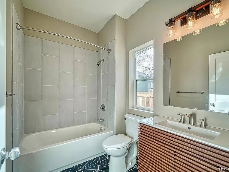 845 W 1st St #B — Photo 7