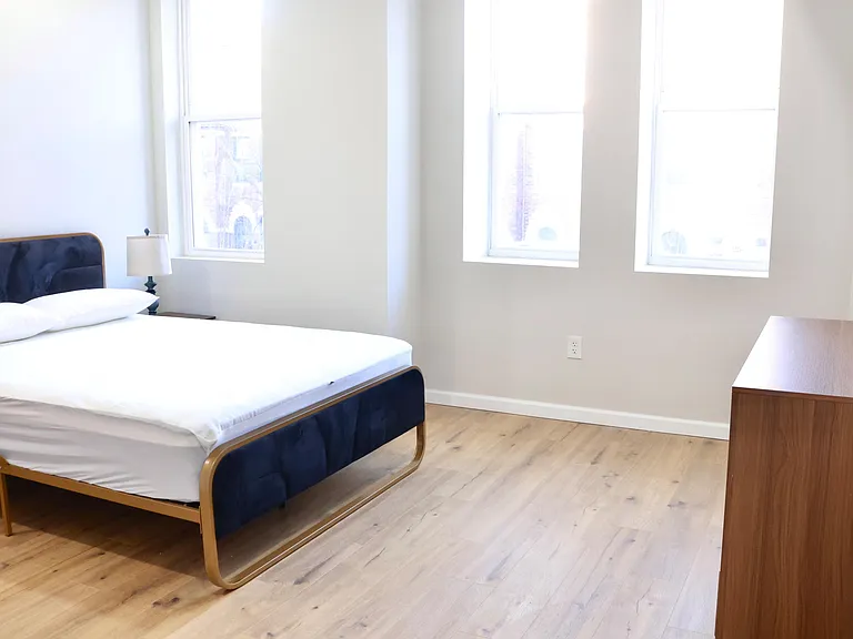 Equipped with dresser, 2 night stands, mirrored closet