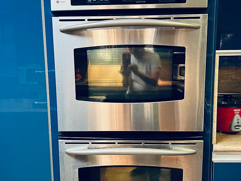 Double convection ovens. The lower oven has never been used.