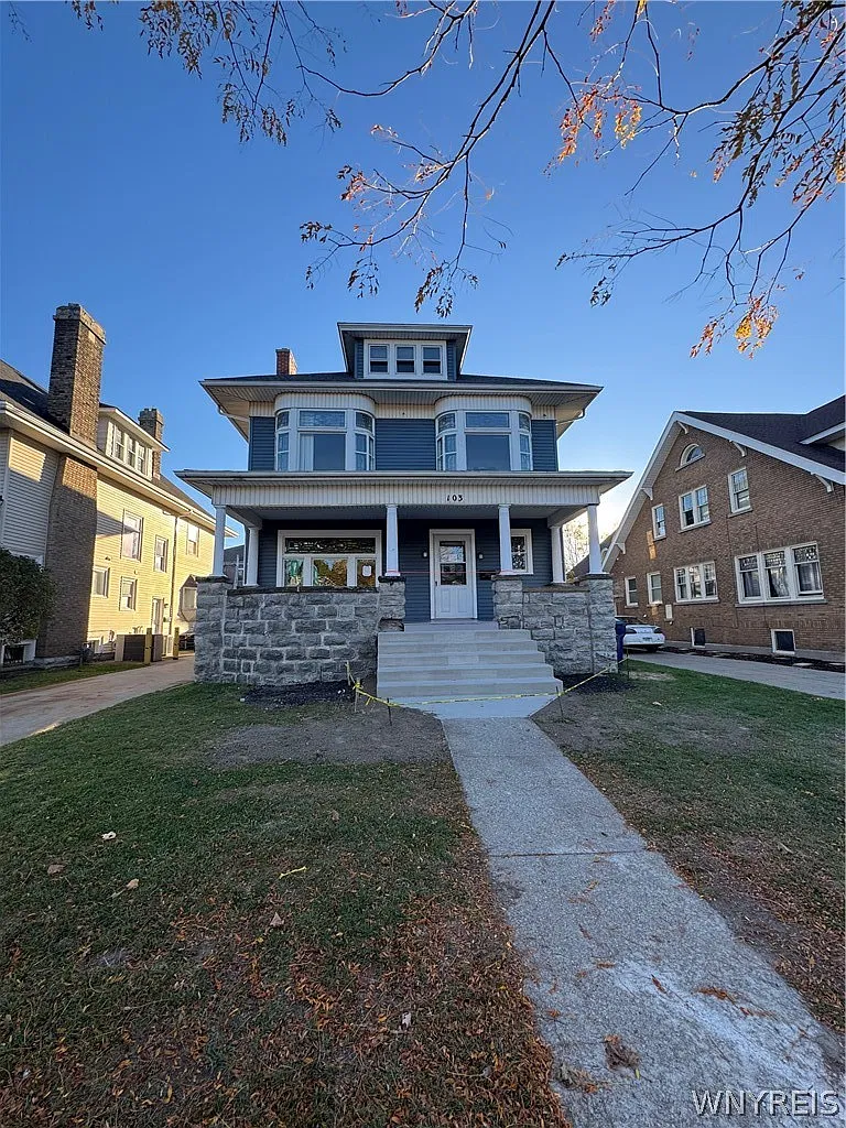 103 W Humboldt Pkwy — Photo 2