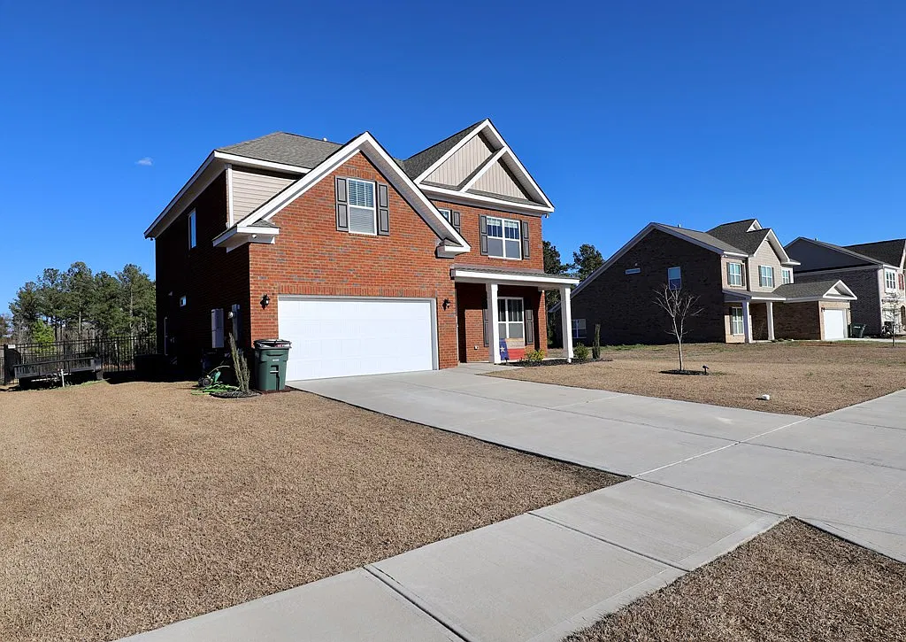 5 bed, 3.0 bath, 2549 sqft, $2,300 — Photo 2