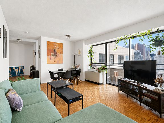3rd image of 240 E 47th St APT 16A