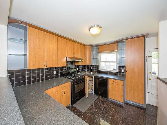 5th image of 126 Nevada St