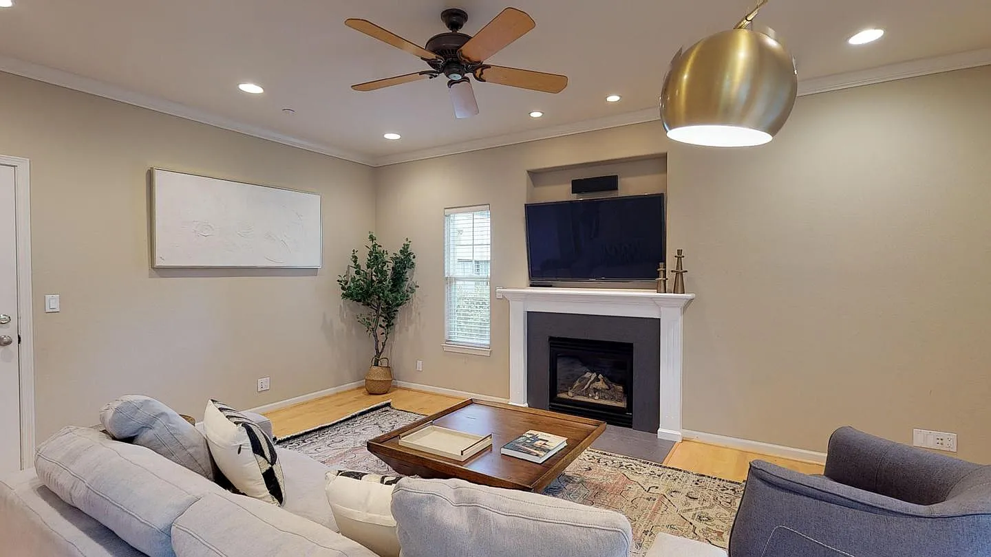 Private Bedroom in Elegant Sunnyvale Home with Backyard Patio — Photo 1