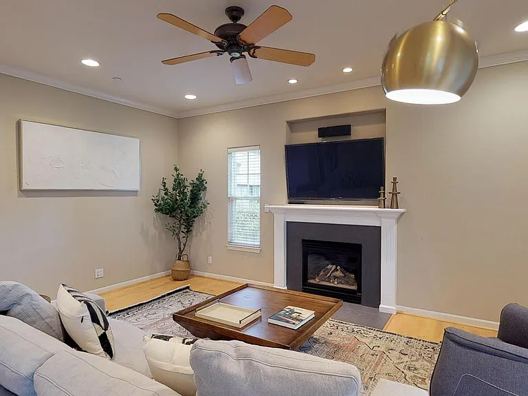 373 Florence St — Photo 1