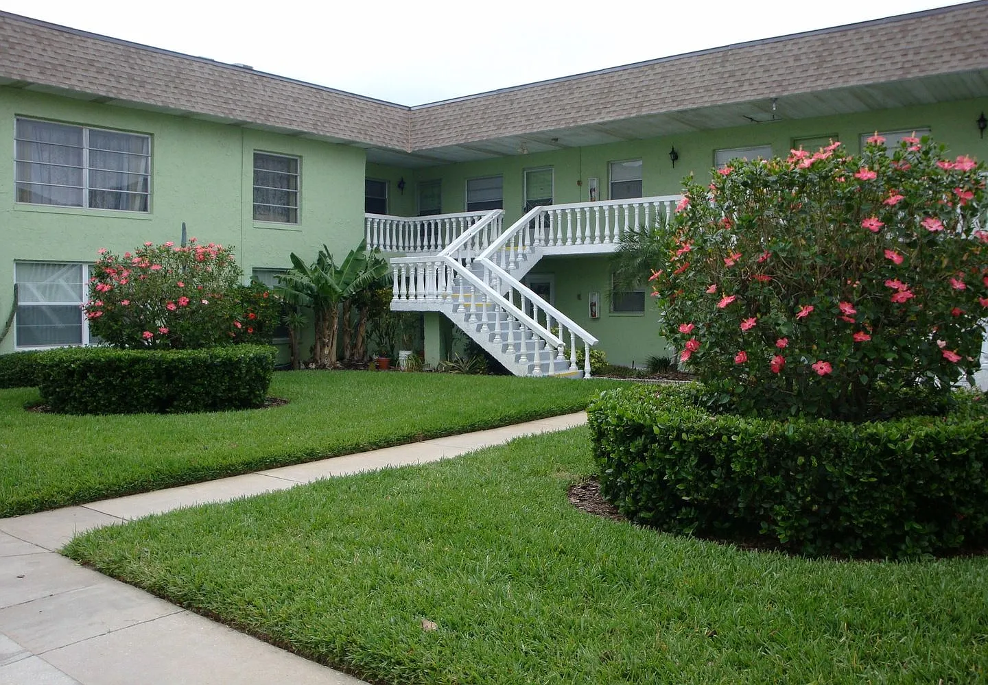 Furnished Condo in Green Dolphin Park — Photo 1