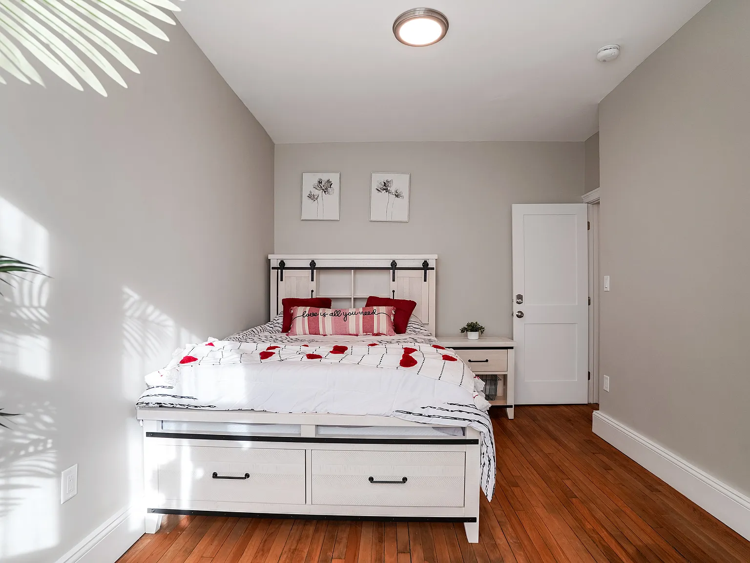 4 bed, 1000 sqft, $1,800 — Photo 1