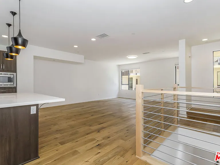 1427 Waterloo St — Photo 5